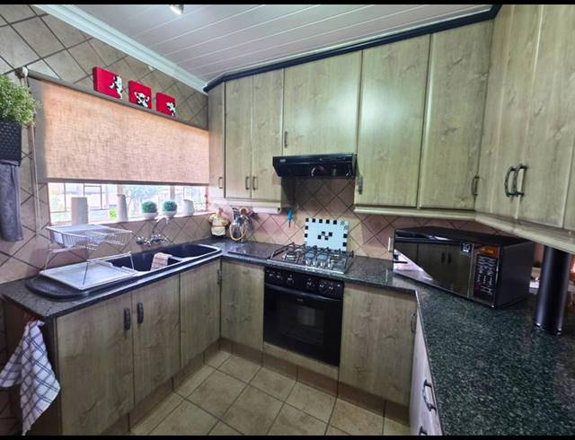 3 BEDROOM TOWNHOUSE FOR SALE IN BIRCHLEIGH